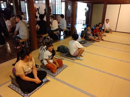 12�l�A���p�����Ă���l�A���@�A�e�L�X�g�̉摜�̂悤�ł�